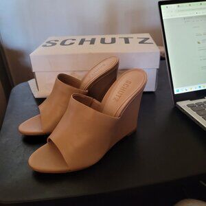$79 NWT (7.5) Schutz Leather Wedge